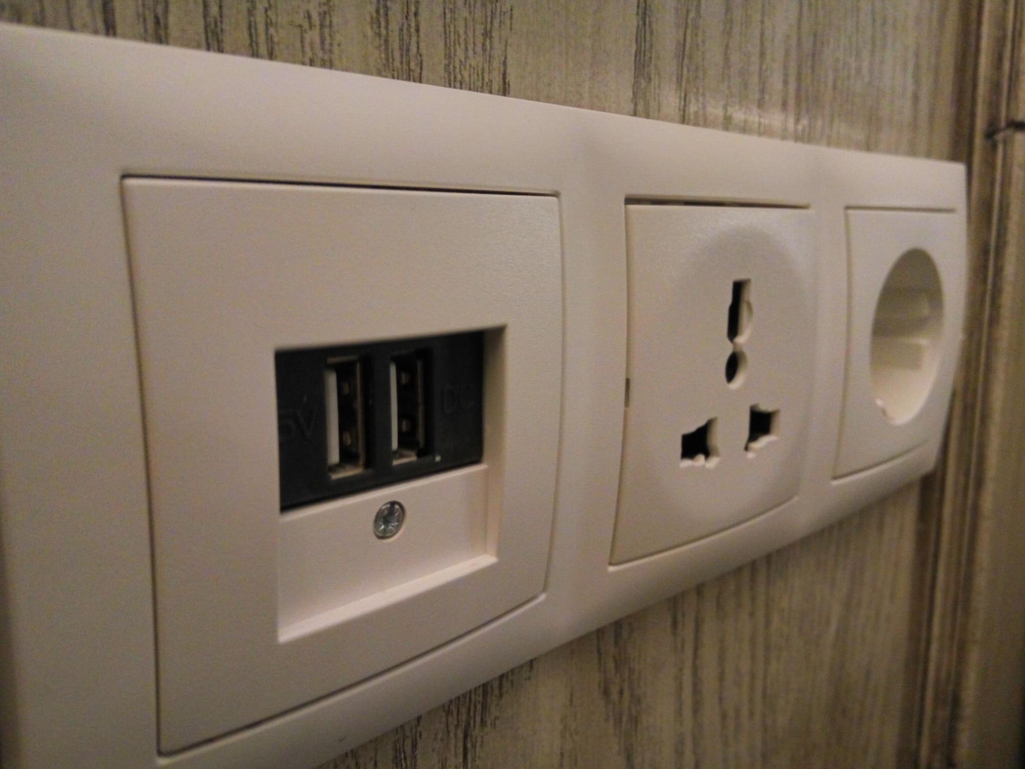 Jambuluwuk Oceano Seminyak Hotel Exterior photo A power strip with a USB charger