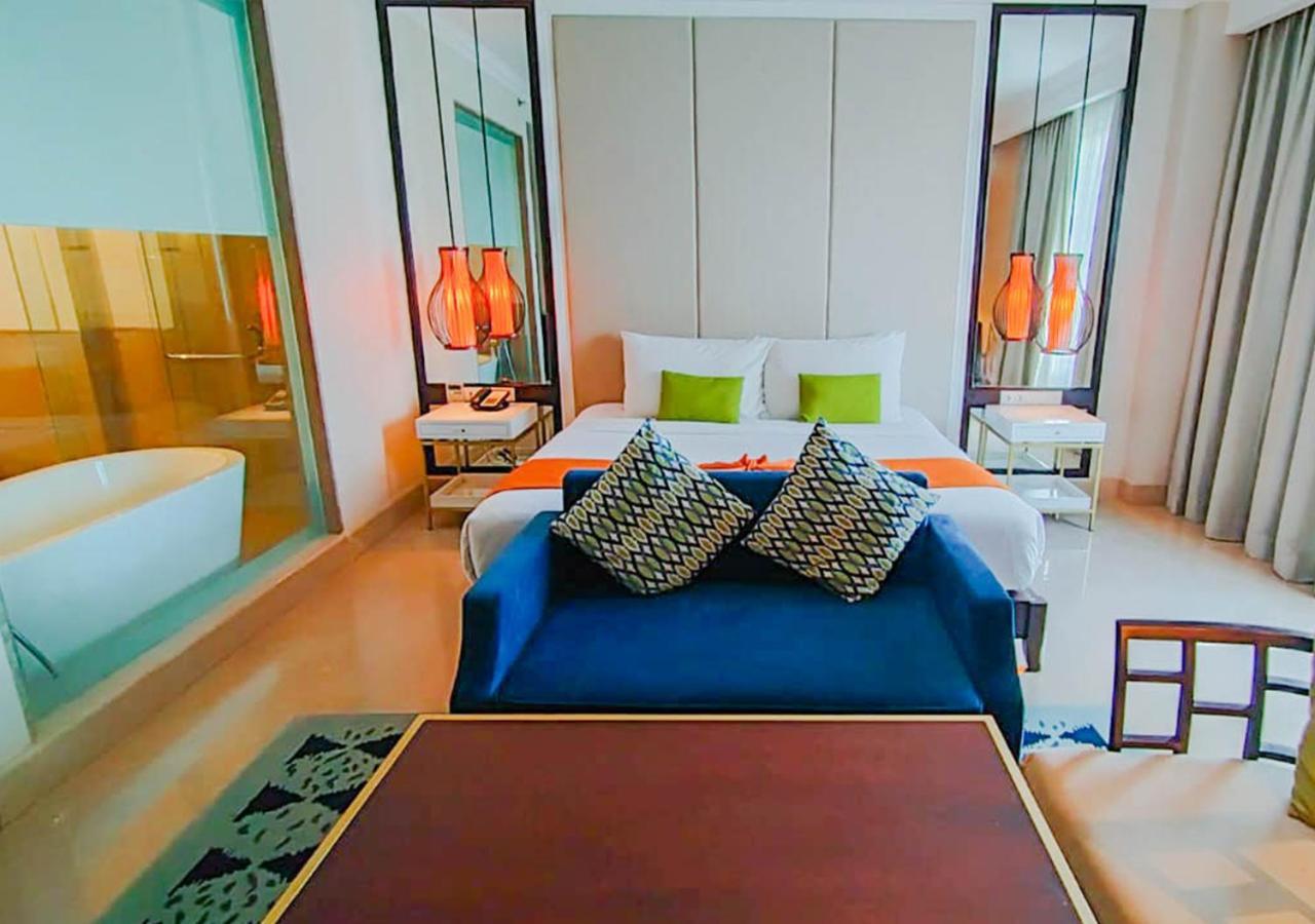 Jambuluwuk Oceano Seminyak Hotel Exterior photo A room at the hotel