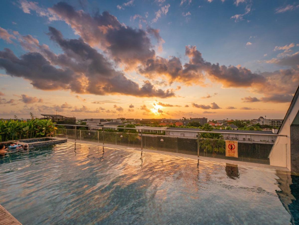 Jambuluwuk Oceano Seminyak Hotel Exterior photo Sunset at the rooftop pool