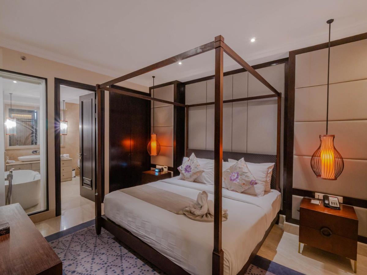 Jambuluwuk Oceano Seminyak Hotel Exterior photo A bedroom at the hotel