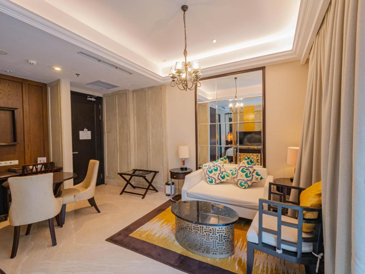 Jambuluwuk Oceano Seminyak Hotel Exterior photo A living room in a suite at the hotel