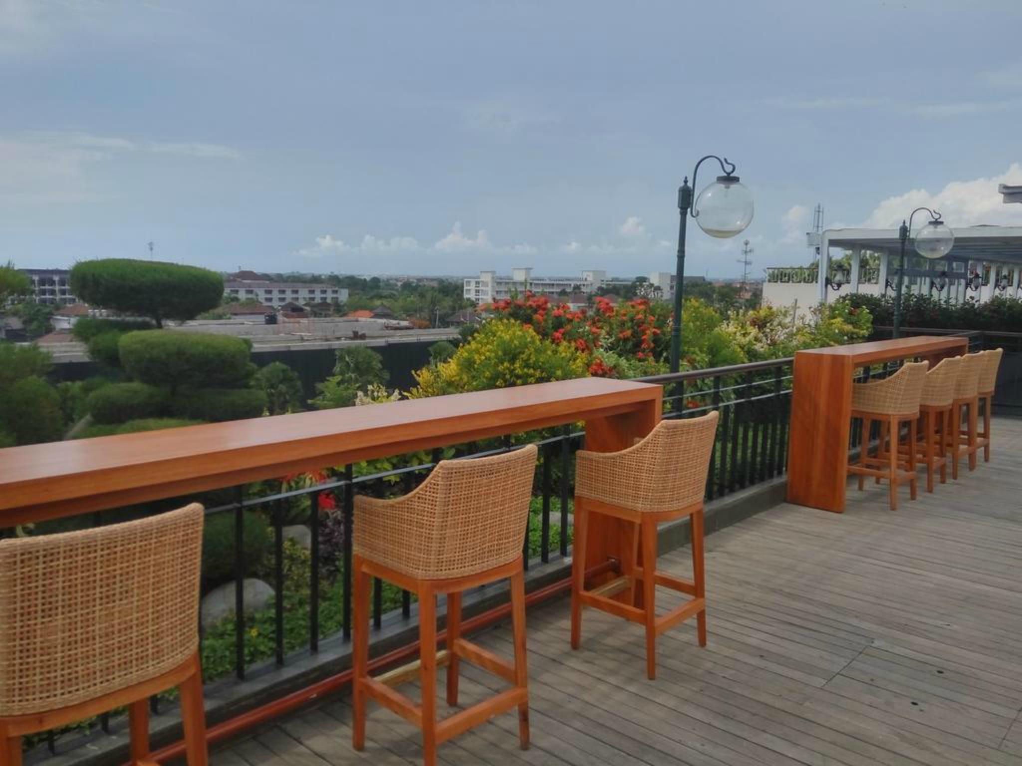 Jambuluwuk Oceano Seminyak Hotel Exterior photo The bar at the rooftop of the hotel