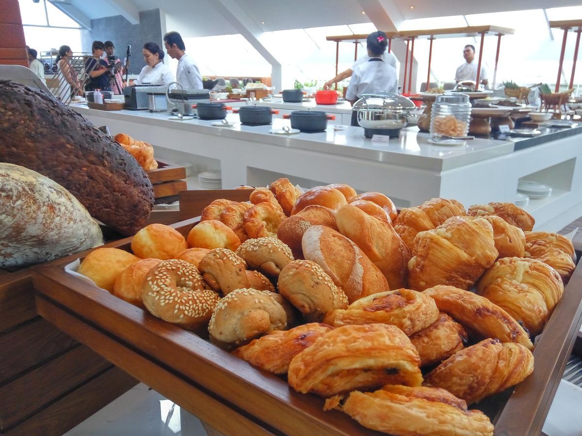 Jambuluwuk Oceano Seminyak Hotel Exterior photo Breads at a buffet