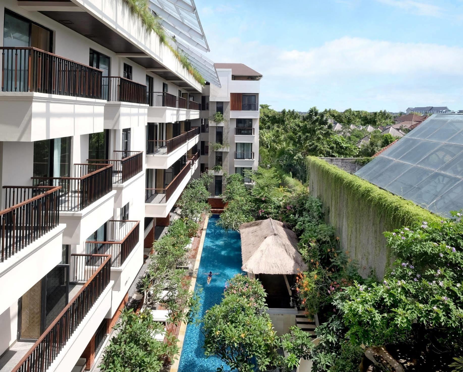 Jambuluwuk Oceano Seminyak Hotel Exterior photo The hotel's pool