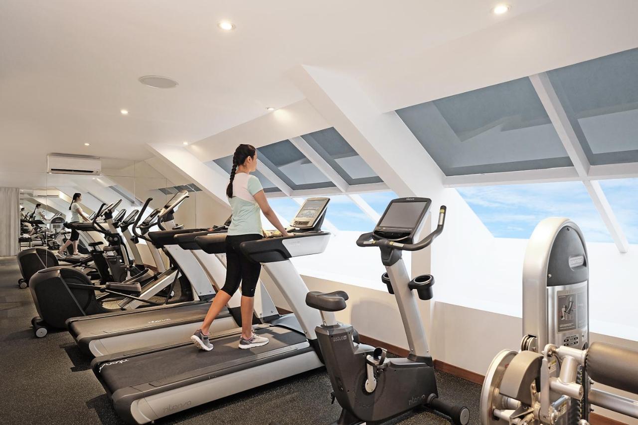Jambuluwuk Oceano Seminyak Hotel Exterior photo A woman on a treadmill